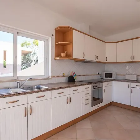 Praia Da Gale - Incredible Location - Short Walk To The Beach And Restaurants Apartment *