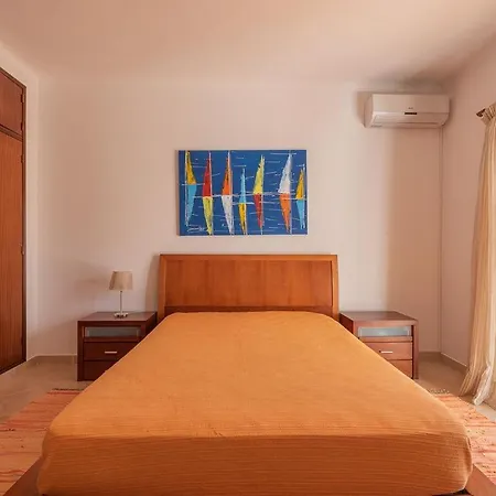 Praia Da Gale - Incredible Location - Short Walk To The Beach And Restaurants Apartment