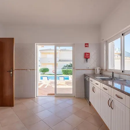 아파트 Praia Da Gale - Incredible Location - Short Walk To The Beach And Restaurants *