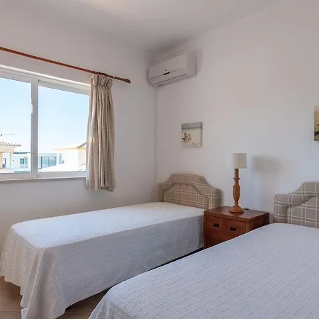 Praia Da Gale - Incredible Location - Short Walk To The Beach And Restaurants 아파트 기아